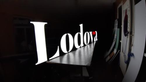 Litery podświetlane z taśmy aluminiowej