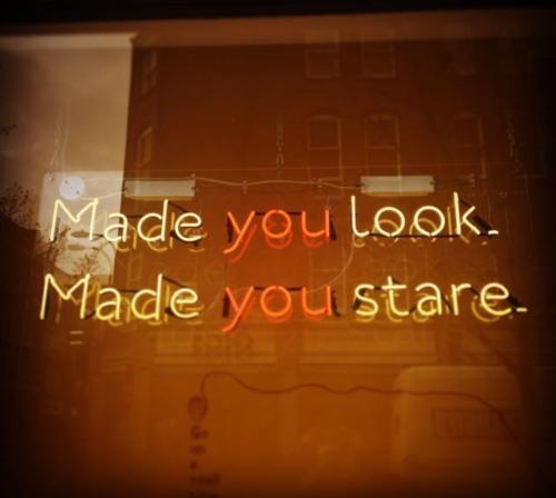 made you look neon na bezbarwnej plexi